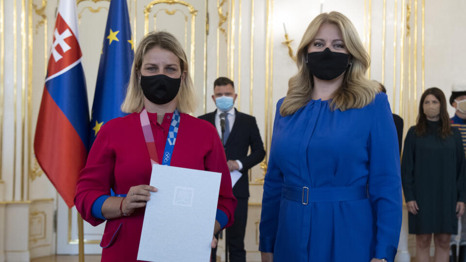 Prezidentka Zuzana Čaputová prijala v prezidentskom paláci slovenskích medailistov
z olympiády 2020 v Tokiu
Na snímke Zuzana Rehák Štefečeková a Zuzana Čaputová