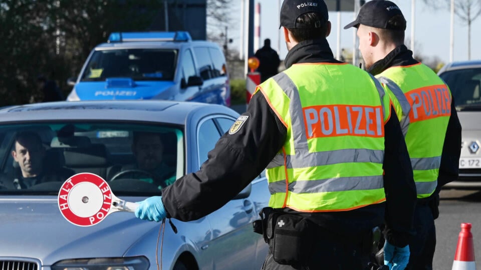 WA 29 archív Kehl - Na archívnej snímke zo 16. marca 2020 policajti počas kontroly na nemecko-francúzskom hraničnom priechode v nemeckom meste Kehl. Kontroly na nemeckých hraniciach by mali platiť ďalších 20 dní. V stredu 15. apríla 2020 to uviedlo ministerstvo vnútra, ktoré citovala agentúra DPA. Ministerstvo vnútra zaviedlo kontroly na všetkých hraniciach, s výnimkou Belgicka a Holandska, pred mesiacom v dôsledku pandémie koronavírusu. Opatrenie pôvodne platilo do 14. apríla. FOTO TASR/AP

ARC