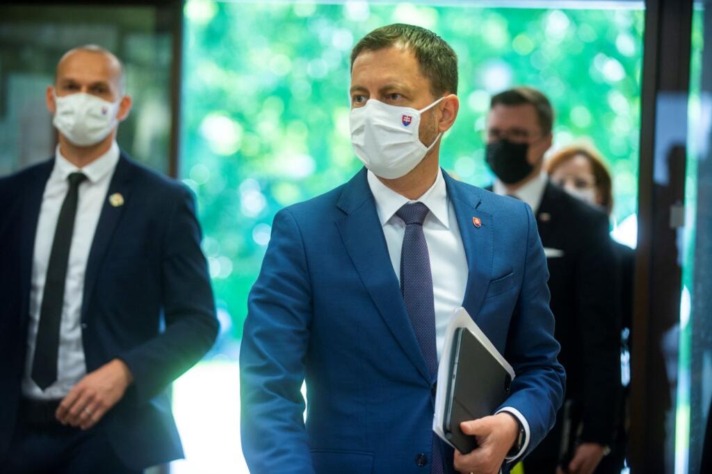 Na snímke predseda vlády SR Eduard Heger (OĽaNO) prichádza na 17. rokovanie vlády, ktoré sa uskutočnilo v súvislosti s návrhom poslancov NR SR na vyslovenie nedôvery ministrovi vnútra SR Romanovi Mikulcovi (OĽaNO) 14. júna 2021 v Bratislave.
