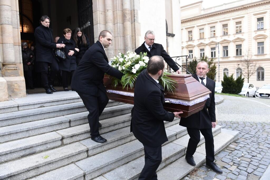 Truhlu z kostola vyniesla štvorica mužov. Za nimi kráčal Jágr s mamou Annou a priateľkou Dominikou.