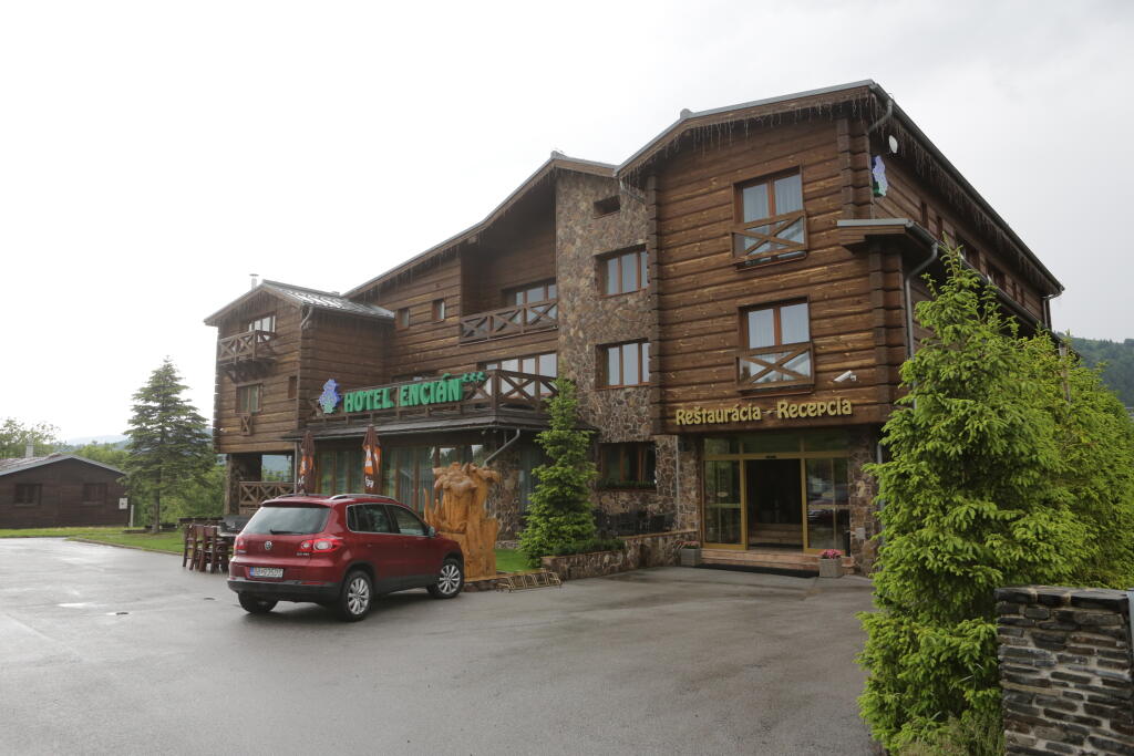 Hotel Encian na Donovaloch patriaci podnikateľovi Ladislavovi Bašternákovi.