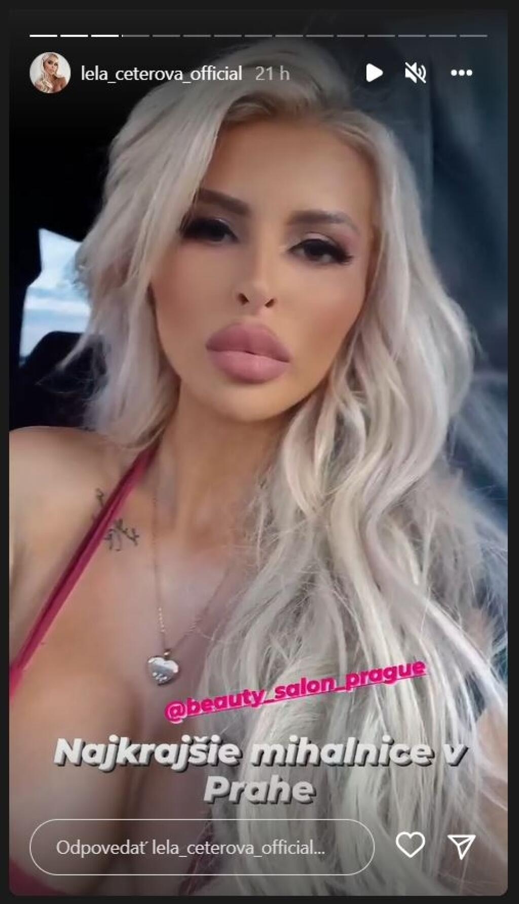 Párik sa objavil na chvíľku na večernej párty na festivale v Karlových Varoch. Slovenská playmate už tradične zaujala outfitom, v ktorom hrali hlavnú úlohu jej obrovské prsia.