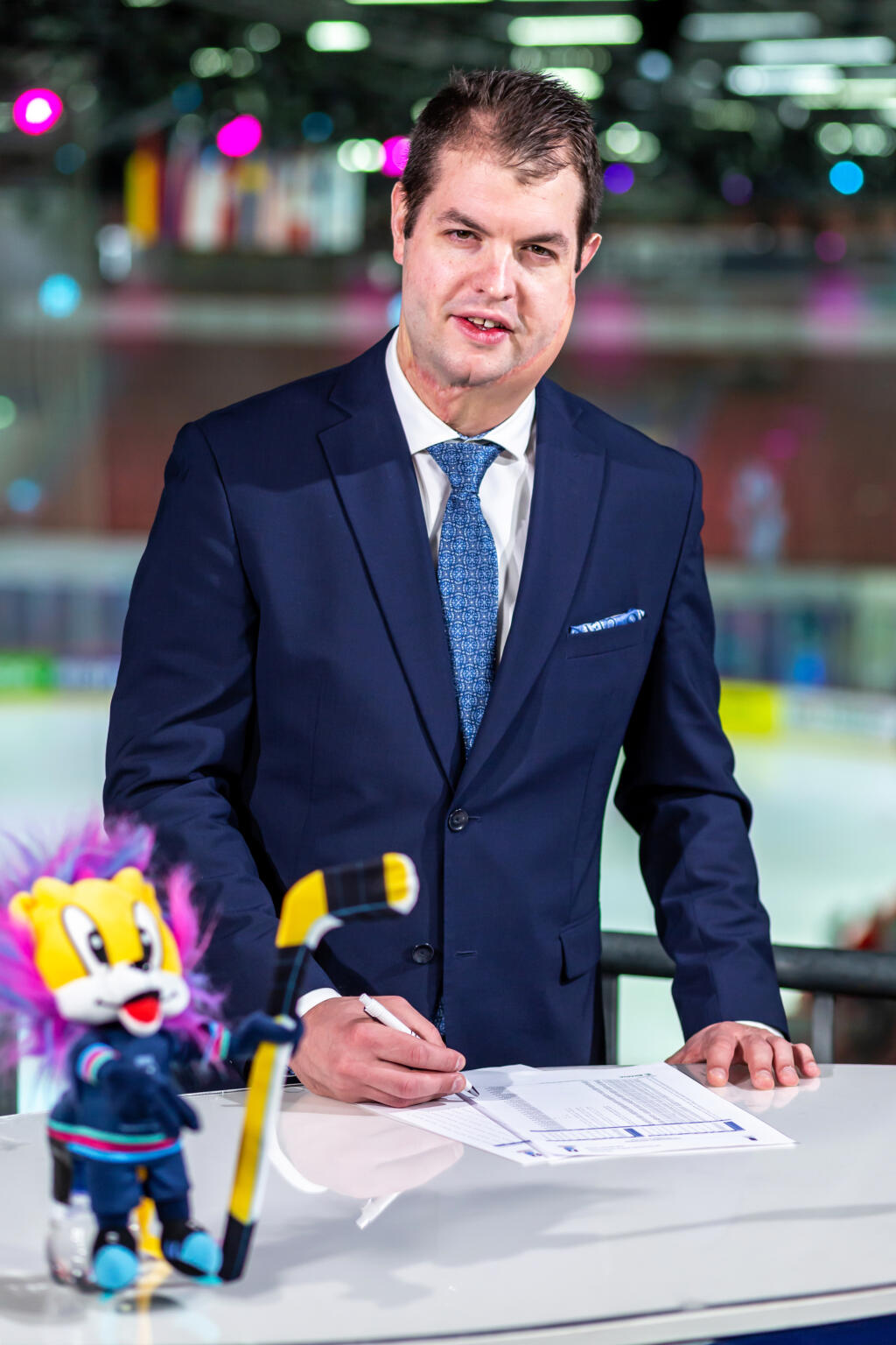 Na snímke je spolukomentátor hokejových zápasov Ondrej Rusnák počas MS 2022 v Helsinkách.