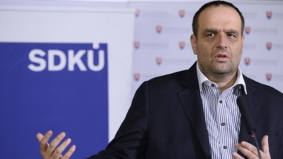 Predseda strany SDKÚ-DS Pavol Frešo sa na tlačovej konferencii vyjadril, že ľudsky rozumie kroku, ktorý spravili Mikuláš Dzurinda a Ivan Mikloš, keď sa rozhodli odísť zo strany.