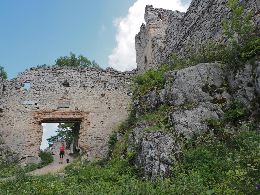 Hrad Tematín je dominantou stredného Považia.