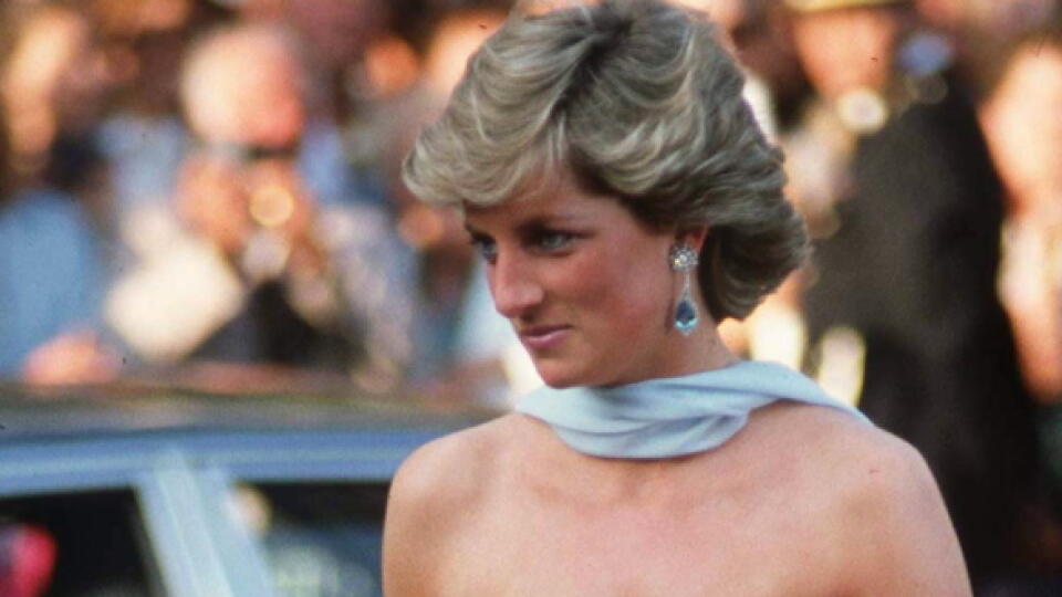 V roku 1987 zavítala do Cannes na filmový festival aj princezná Diana († 36), ktorá by nedávno oslávila svoje 60. narodeniny. Pred tým, než si dala Diana svoje krásne šaty na slávnostnú večeru, pricestovala na festival v bielom sáčku a modrej, vzorovanej sukni, taktiež z kolekcie Catherine Walker.