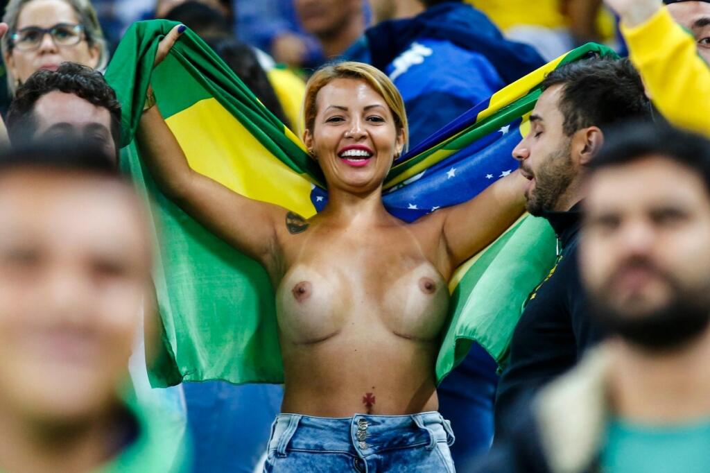 Niektoré fanúšičky nielenže idú naostro bez podprsenky, táto Brazílčanka mala na sebe len vlajku svojej krajiny. A keď aj tú odložila, všetkým sa naskytol pohľad na jej holé prsia.