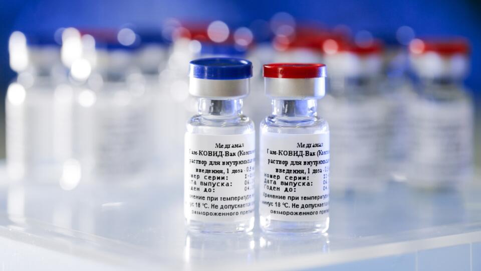 KK17 Moskva - Na snímke zo 6. augusta 2020 ampulky s novou vakcínou v ústave epidemiologického a mikrobiologického výskumu Nikolaja Gamaleja v Moskve. Ruský prezident Vladimir Putin v utorok 11. augusta 2020 uviedol, že v Rusku zaregistrovali prvú vakcínu proti koronavírusu SARS-CoV-2. Informovala o tom agentúra AFP. FOTO TASR/AP
In this handout photo taken on Thursday, Aug. 6, 2020, and provided by Russian Direct Investment Fund, a new vaccine is on display at the Nikolai Gamaleya National Cent