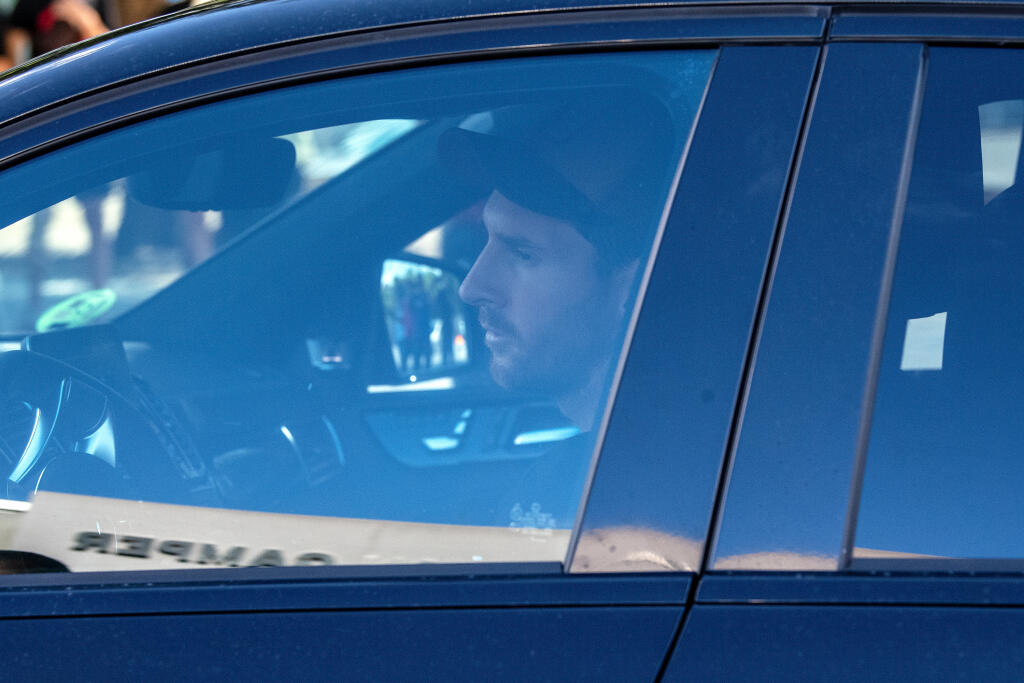 Argentínsky futbalista Lionel Messi sa vracia do tréningového procesu v FC Barcelona. Po tom, ako sa rozhodol zotrvať v katalánskom klube, pricestoval v pondelok do tréningového centra