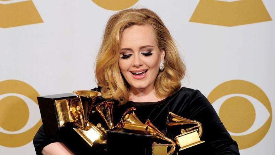 Šťastná Adele so svojimi trofejami.