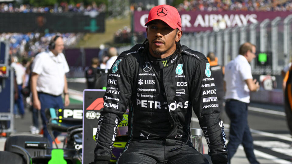 Lewis Hamilton pokračuje vo farbách Mercedesu.