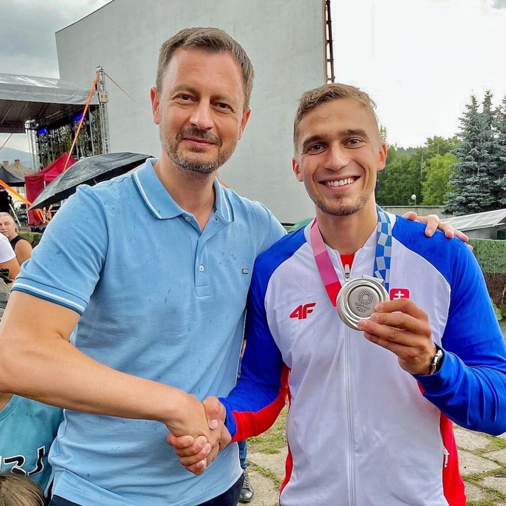 Reprezentant vo vodnom slalome Jakub Grigar získal na OH v Tokiu skvelú striebornú medailu. Osobne mu zablahoželal premiér Eduard Heger: „Bol som privítať nášho skvelého Jakuba Grigara. Osobne som mu zagratuloval k striebornej medaile na olympiáde v Tokiu a poďakoval sa za skvelú reprezentáciu Slovenska. Prajem mu ešte veľa úspechov.“
