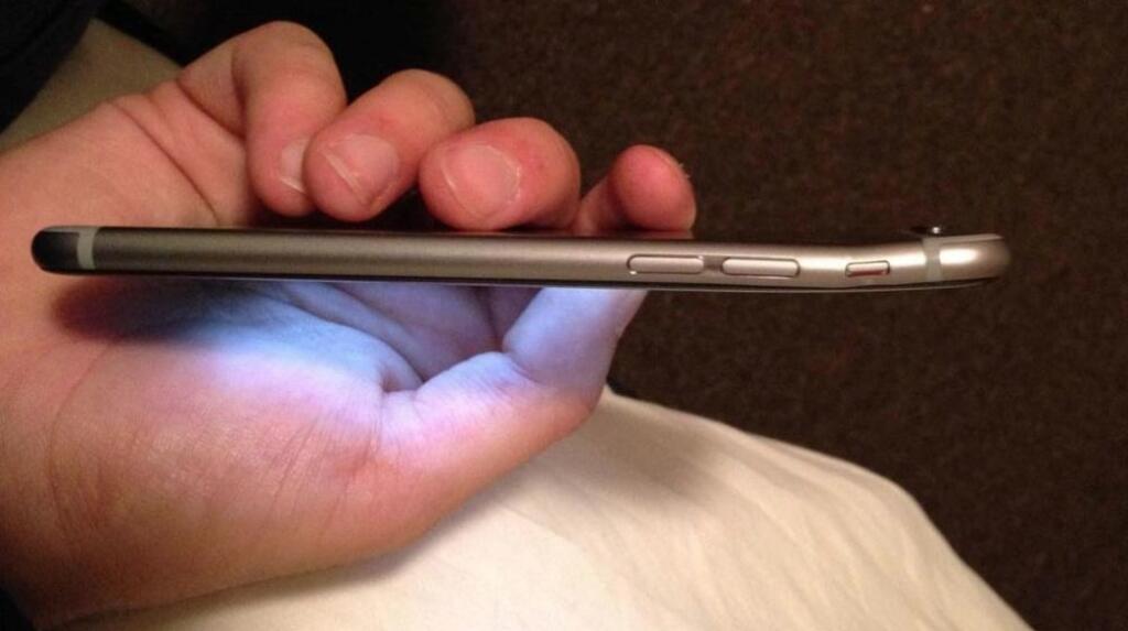 Nový iPhone 6 Plus má prvé problémy. Ohýba sa