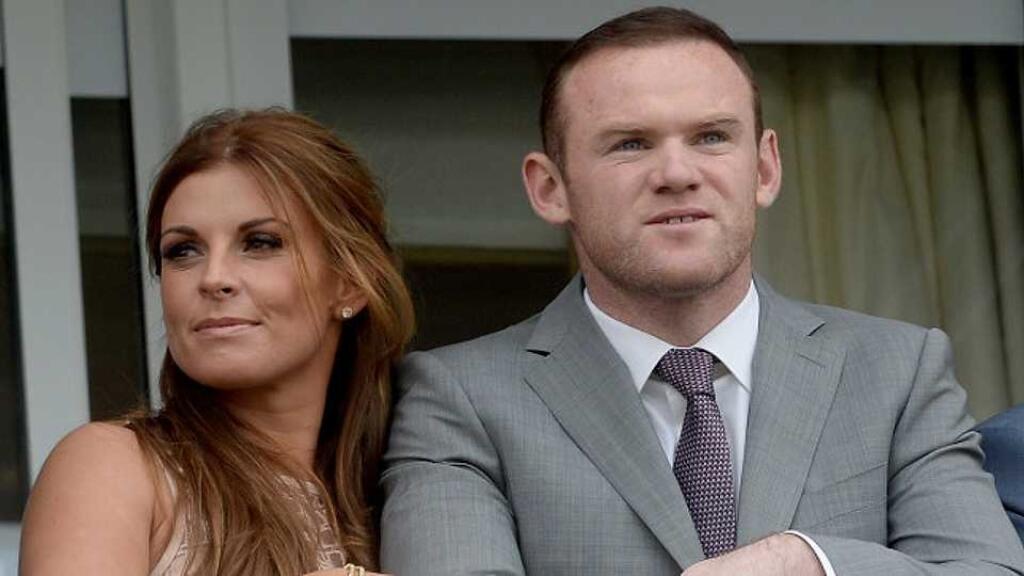 Wayne Rooney- Pekne okolo prsta si omotala anglického futbalistu aj Coleen Rooney. Od anglického velikána dostáva naozaj drahé dary a jeho peniaze často míňa v luxusných obchodoch.