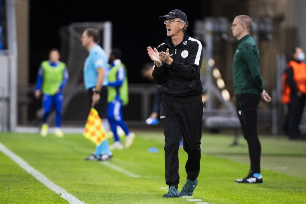 Na snímke tréner tímu Lincoln Red Imps Mike McElwee v zápase F-skupiny 3. kola skupinovej fázy Európskej konferenčnej ligy (EKL) ŠK Slovan Bratislava - Lincoln Red Imps v Bratislave vo štvrtok 21. októbra 2021. FOTO TASR - Jaroslav Novák