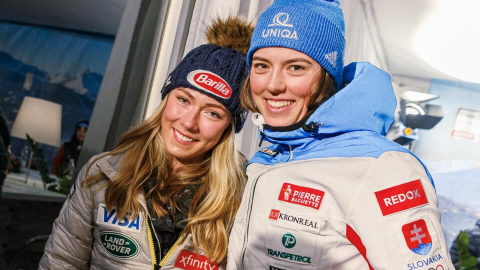 Na snímke Mikaela Shiffrin a Petra Vlhová počas žrebovania štartových čísiel pred utorňajším slalomom Svetového pohára v alpskom lyžovaní žien v rakúskom Flachau.