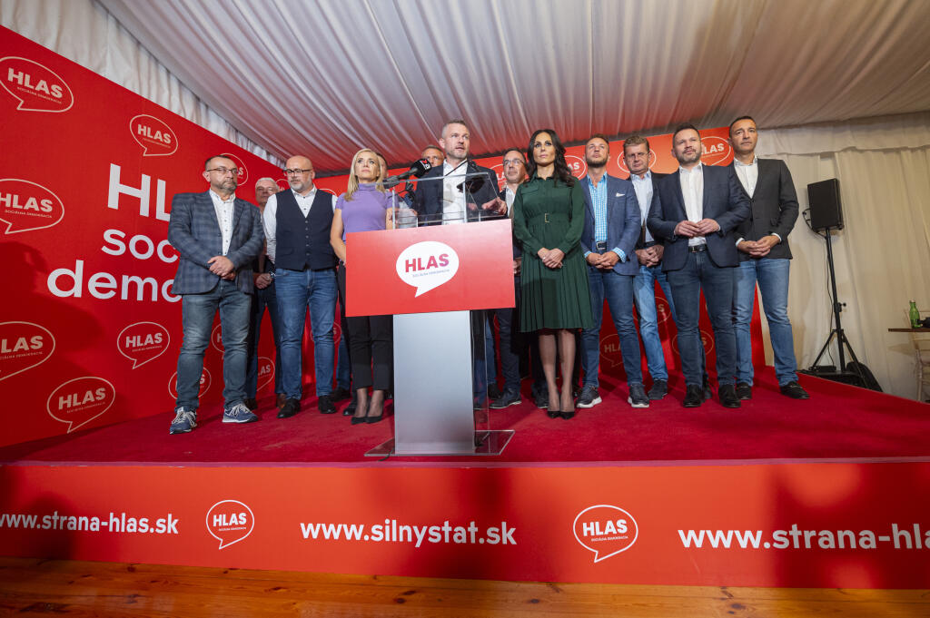 Na Slovensku sa v sobotu konali v poradí štvrté predčasné a celkovo deviate parlamentné voľby v ére samostatnej SR. Na snímke predseda strany Hlas-SD Peter Pellegrini (uprostred) a ďalší členovia strany sa účastnia na brífingu počas volebnej noci vo volebnej centrále strany v Bratislave v nedeľu 1. októbra 2023. FOTO TASR - Michal Svítok