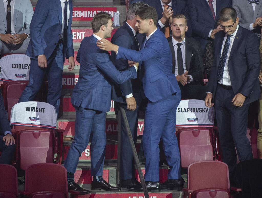 Wright a Slafkovský počas draftu.