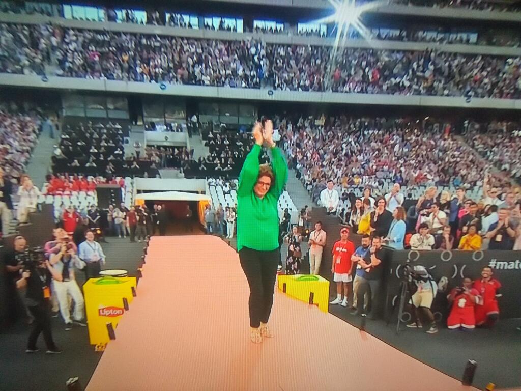 Sekundy a minúty pred zápasom exhibície patrili jednoznačne Rogerovej mame Lynette. Tá si nástup na kurt užívala a divákom na tribúne predviedla aj svoje tanečné kreácie.