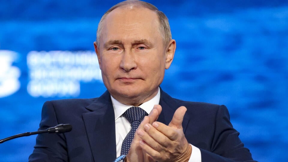 PK 30 Vladivostok - Ruský prezident Vladimir Putin tlieska počas svojej účasti na Východnom ekonomickom fóre vo Vladivostoku na východe Ruska 7. septembra 2022. FOTO TASR/AP
Russian President Vladimir Putin applauds during a plenary session at the Eastern Economic Forum in Vladivostok, Russia, Wednesday, Sept. 7, 2022. (Sergei Bobylev, Sputnik, Kremlin Pool Photo via AP)