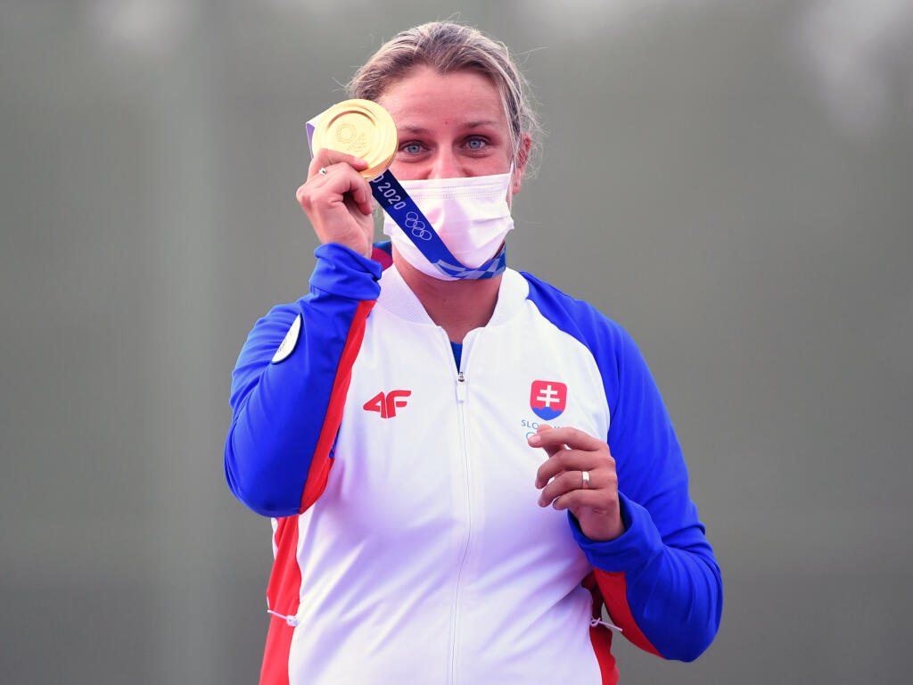 Slovenská strelkyňa Zuzana Rehák Štefečeková sa teší na pódiu zo zisku zlatej medaily po triumfe vo finále trapu na XXXII. letných olympijských hrách v Tokiu. FOTO TASR - Martin Baumann