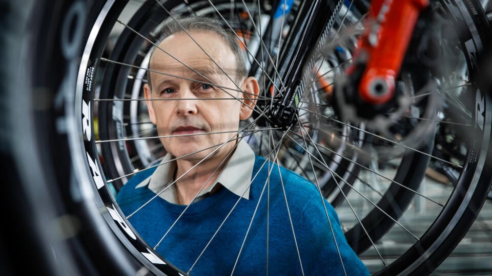 Výroba bicyklov s Senici. Na snímke majiteľ Ján Kubíček.