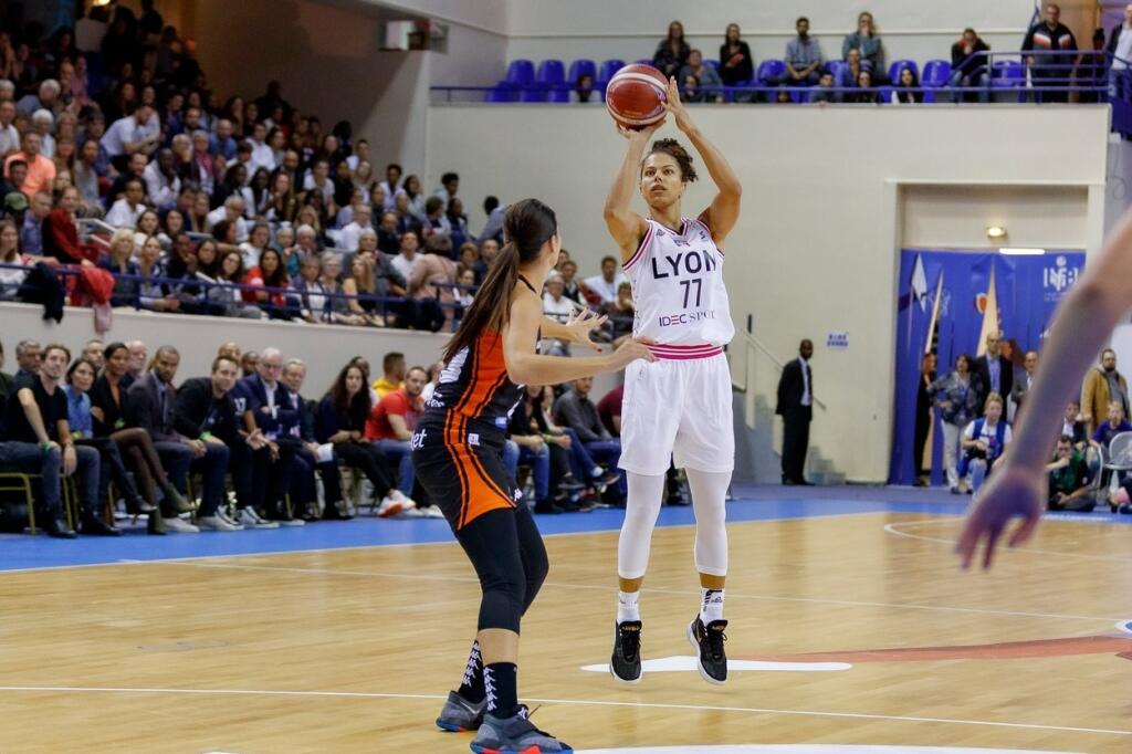 Americkej profesionálnej basketbalistke Alyshi Clarkovej hackeri vykradli kompletne nahé zábery. Ktovie, komu ich posielala.