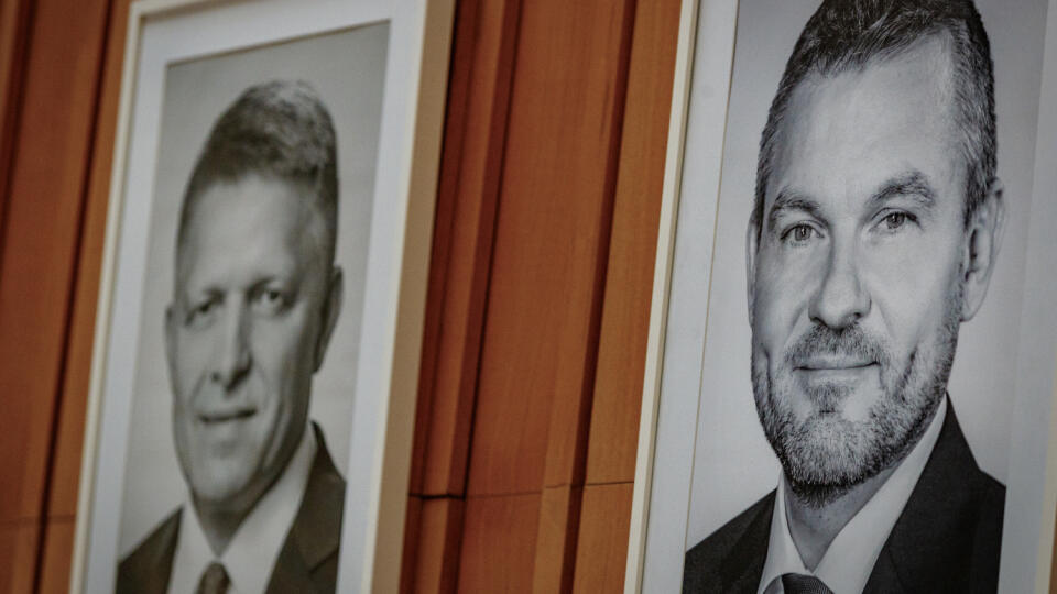 Na snímke fotografie Predsedov vlády Slovenskej republiky vo vestibule budovy Úradu vlády SR.