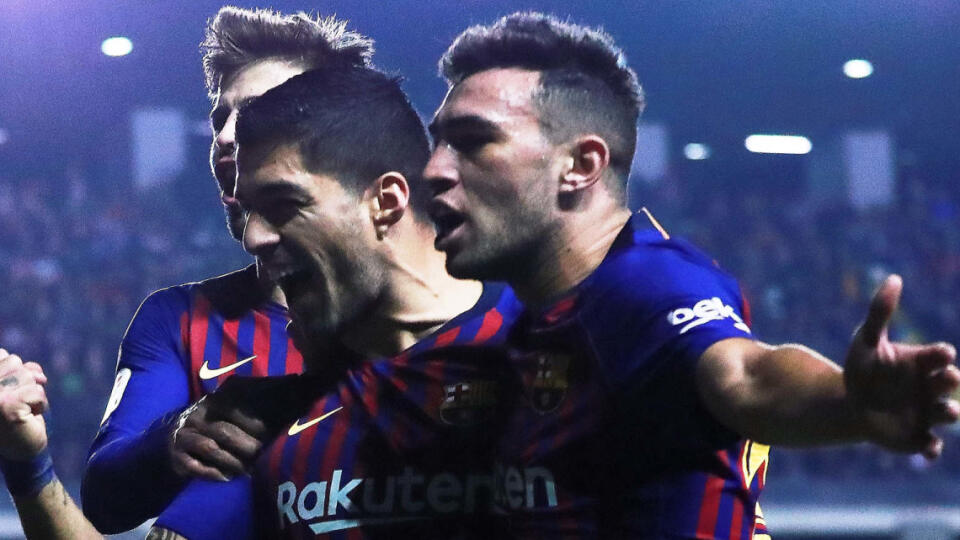 MADRID, SPAIN - NOVEMBER 03:  Luis Suarez (2ndL) of FC Barcelona celebrates scoring their third goal with teammates Gerard Pique (L) and Munir El Haddadi (R) during the La Liga match between Rayo Vallecano de Madrid and FC Barcelona at Campo de Futbol de Vallecas on November 03, 2018 in Madrid, Spain. (Photo by Gonzalo Arroyo Moreno/Getty Images)