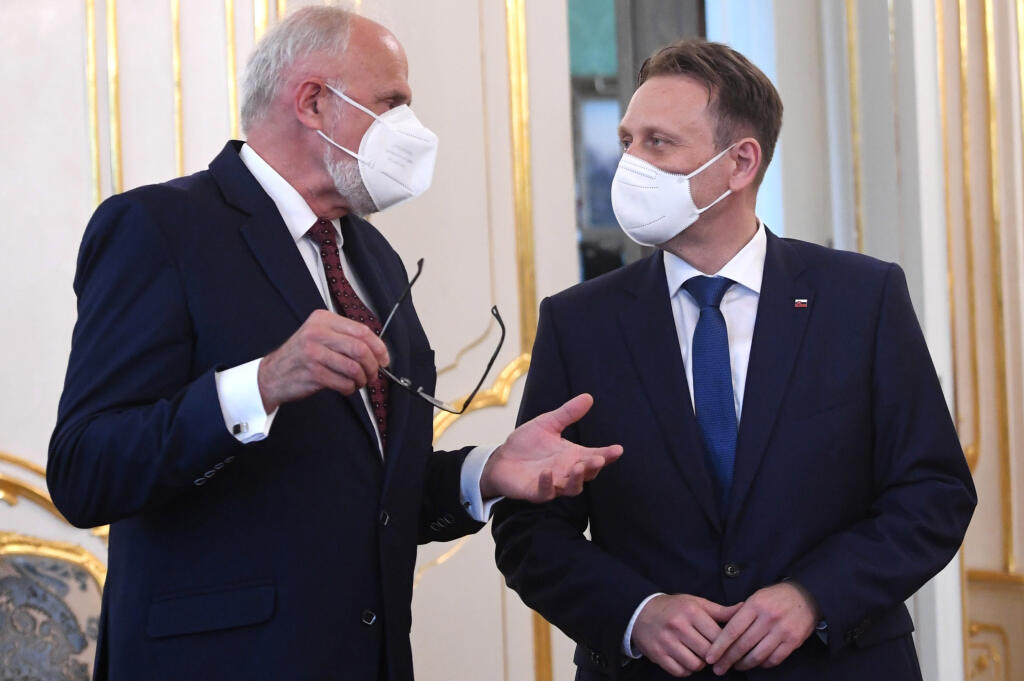Prezidentka Zuzana Čaputová prijala demisiu doterajšieho ministra pôdohospodárstva a rozvoja vidieka Jána Mičovského (vľavo) v utorok 8. júna 2021 v Bratislave. Za jeho nástupcu vymenovala Samuela Vlčana (vpravo). FOTO TASR - Martin Baumann