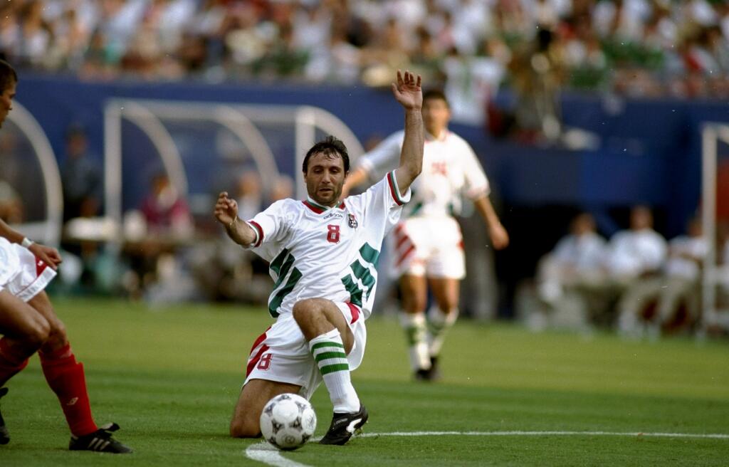 Christo Stoičkov (Bulharsko, 6 gólov na MS 1994) - Podelil sa o korunu kráľa strelcov na MS 1994 so Salenkom. Stoičkov je vo svojej krajine legendou. Po hráčskej kariére sa stal trénerom bulharskej futbalovej reprezentácie, no po čase niekoľko hráčov po konflikte s ním vyhlásilo, že nebude reprezentovať, kým bude trénerom Stoičkov. Bulhar neskôr trénersky pôsobil aj v Celte Vigo, v Juhoafrickej republike či v rodnej krajine v CSKA Sofia. Pred štyrmi rokmi napísal autobiografiu.