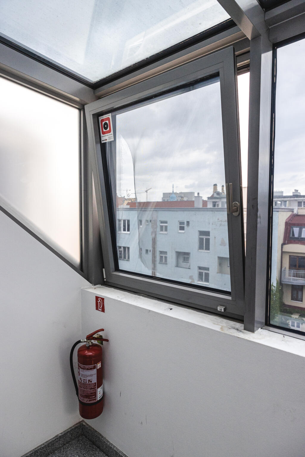 Na snímke okno na spoločnej chodbe pred bytom slovenskej bývalej tenistky Dominiky Navara Cibulkovej, ktoré použili zlodeji pre prístup na strechu a následne vnikli zo strechy do jej bytu.
