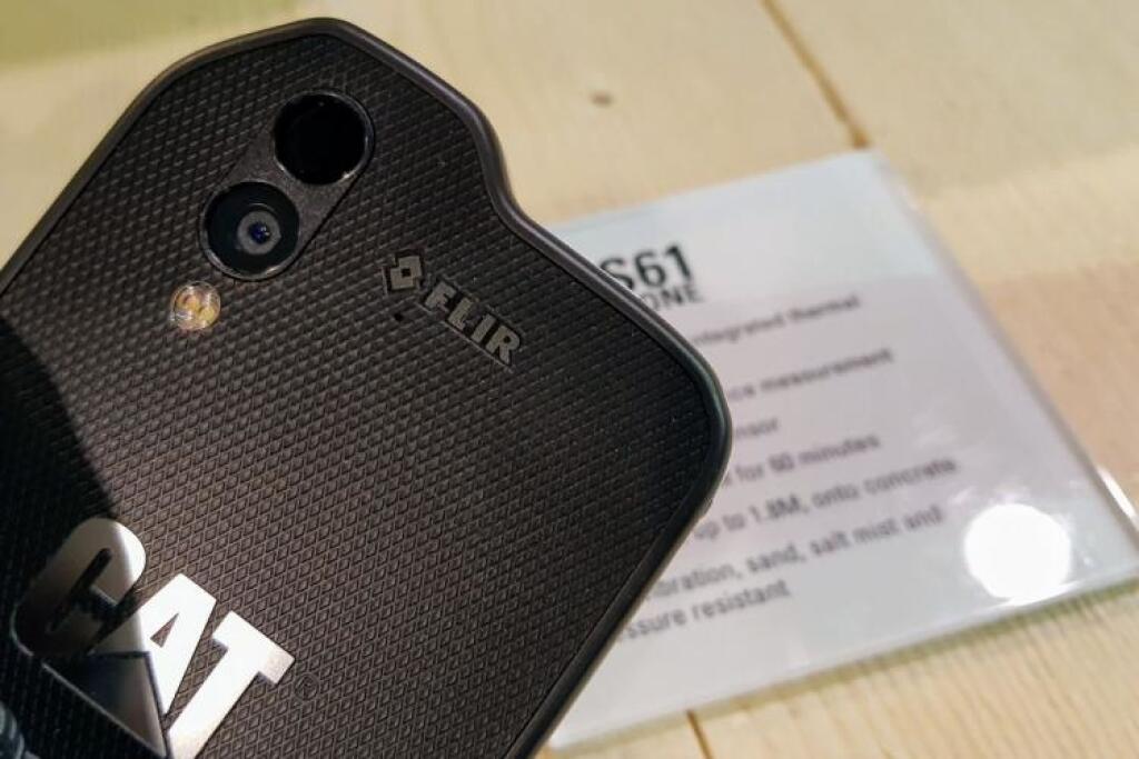 Smartfón ako z Predátora: CAT S61 meria laserom a vidí v tme