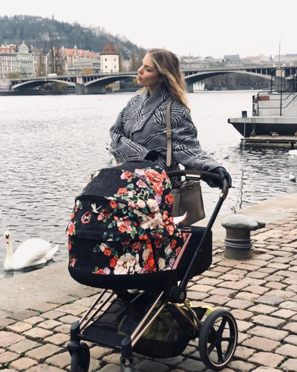 Veronika Cifrová Ostrihoňová Sáru vozí aj v tomto kočíku.