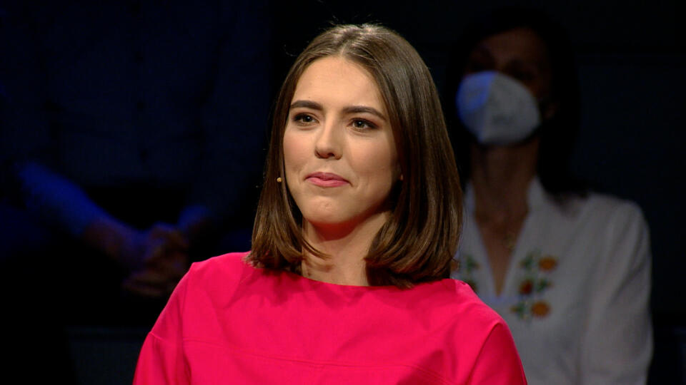 Petra Vlhová nahodila na natáčanie červené šaty. Pred kamery bola stále vysmiata.