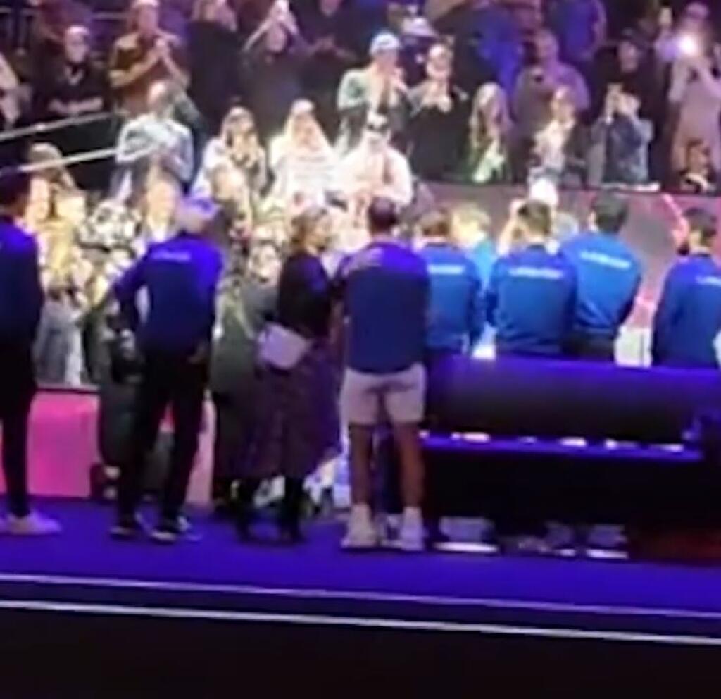 Medzi Nadalom a Federerovou rodinou panujú skvelé vzťahy, čo potvrdzuje aj stretnutie španielskeho tenistu s Rogerovou manželkou Mirkou. Obaja sa vyobjímali.