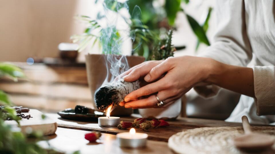 Woman,Hands,Burning,White,Sage,,Palo,Santo,Before,Ritual,On