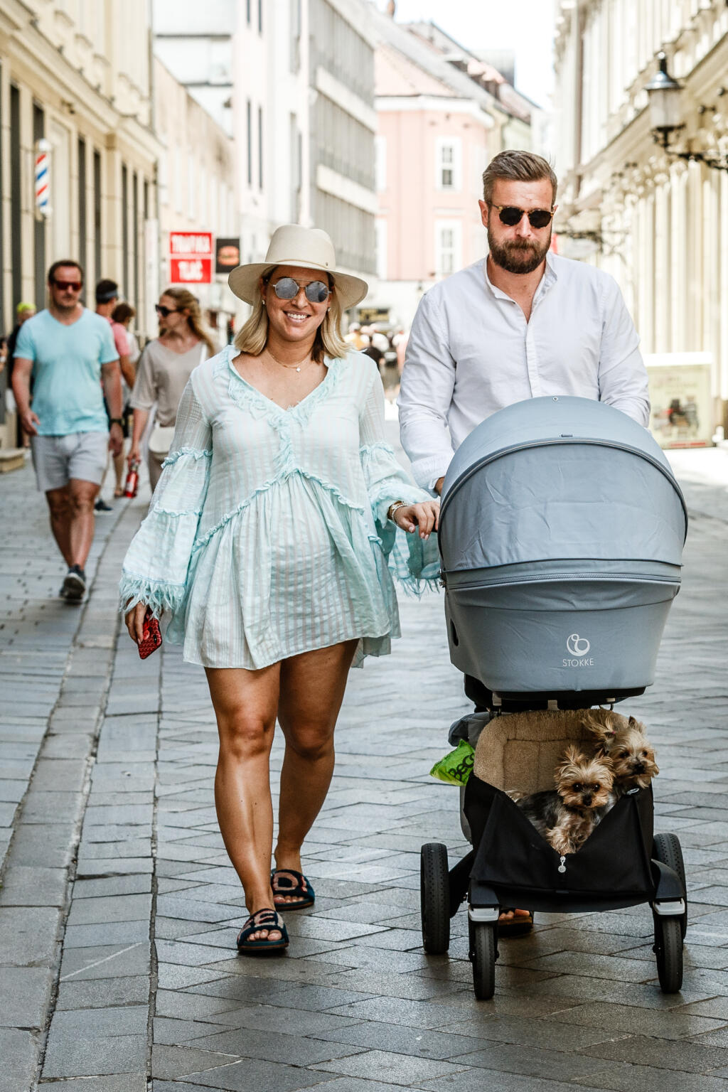 Na snímke bývalá slovenská tenistka Dominika Navara Cibulková spoločne s manželom Michalom počas prechádzky ulicami Starého mesta so synom Jakubkom v kočíku.