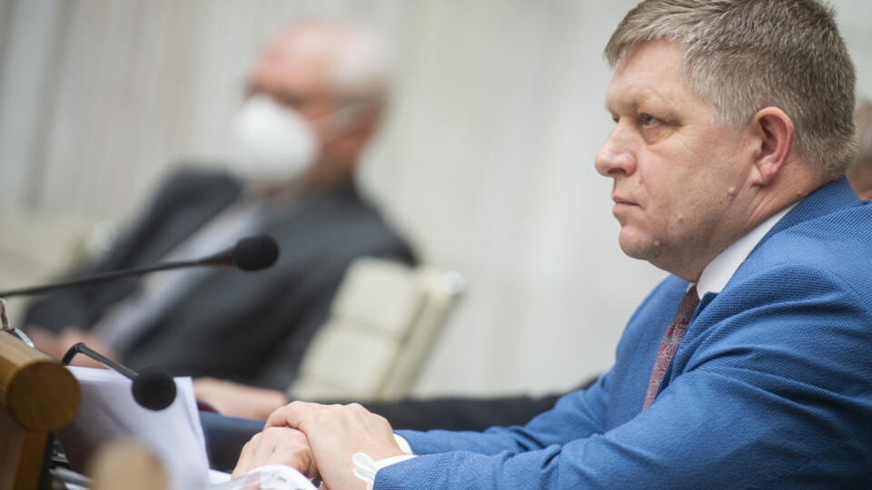 Na snímke poslanec NR SR Robert Fico (Smer-SD) počas rokovania 58. schôdze Národnej rady SR, ktorej jediným bodom je vyslovenie nedôvery členovi vlády Slovenskej republiky Romanovi Mikulcovi (OĽaNO) poverenému riadením Ministerstva vnútra SR 23. februára 2022 v Bratislave. FOTO TASR - Jakub Kotian