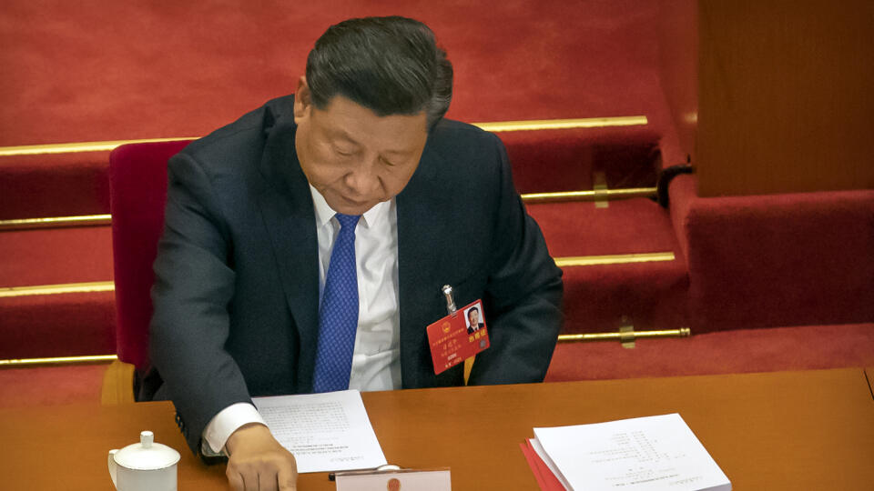 WA 23 Peking - Čínsky prezident Si Ťin-pching hlasuje o návrhu zákona o národnej bezpečnosti v Hongkongu počas zasadnutia Celočínskeho zhromaždenia ľudových zástupcov (parlamentu) v Pekingu vo štvrtok 28. mája 2020. FOTO TASR/AP
Chinese President Xi Jinping reaches to vote on a piece of national security legislation concerning Hong Kong during the closing session of China's National People's Congress (NPC) in Beijing, Thursday, May 28, 2020. China's ceremonial legislature has endorsed a natio