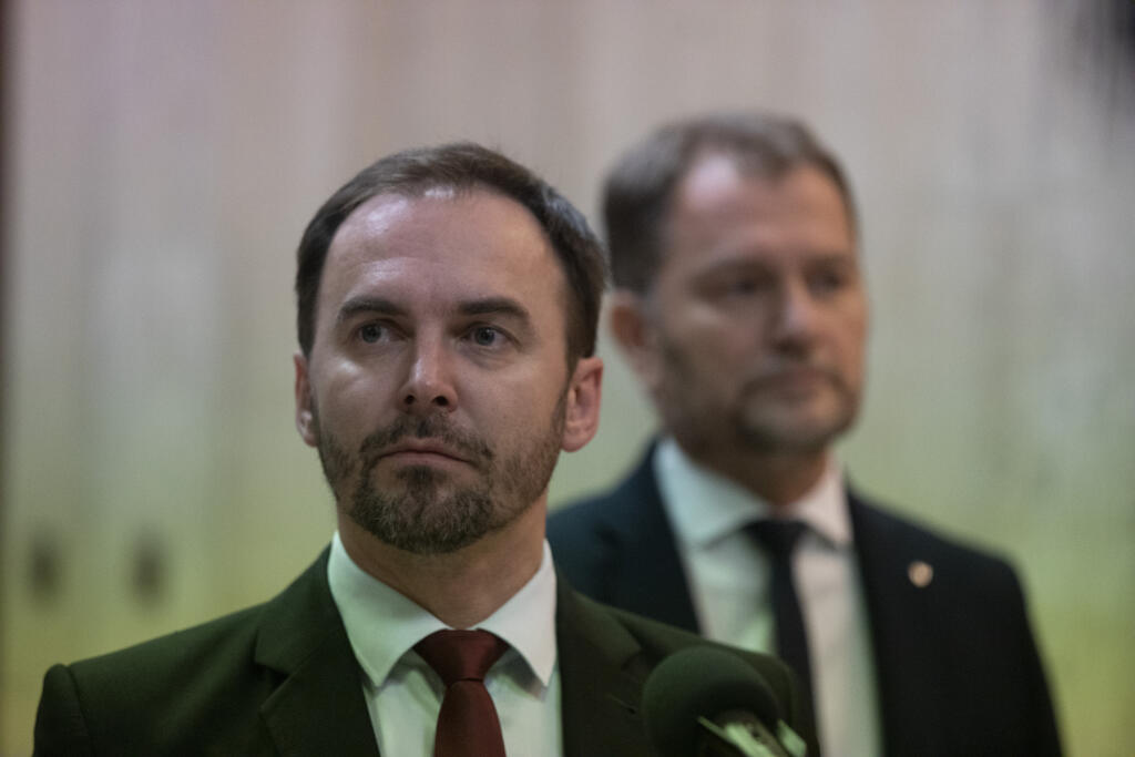 Na snímke je príchod politikov na rokovanie vlády o pdčasných voľbách. OĽANO: Michal Šipoš,  Igor Matovič