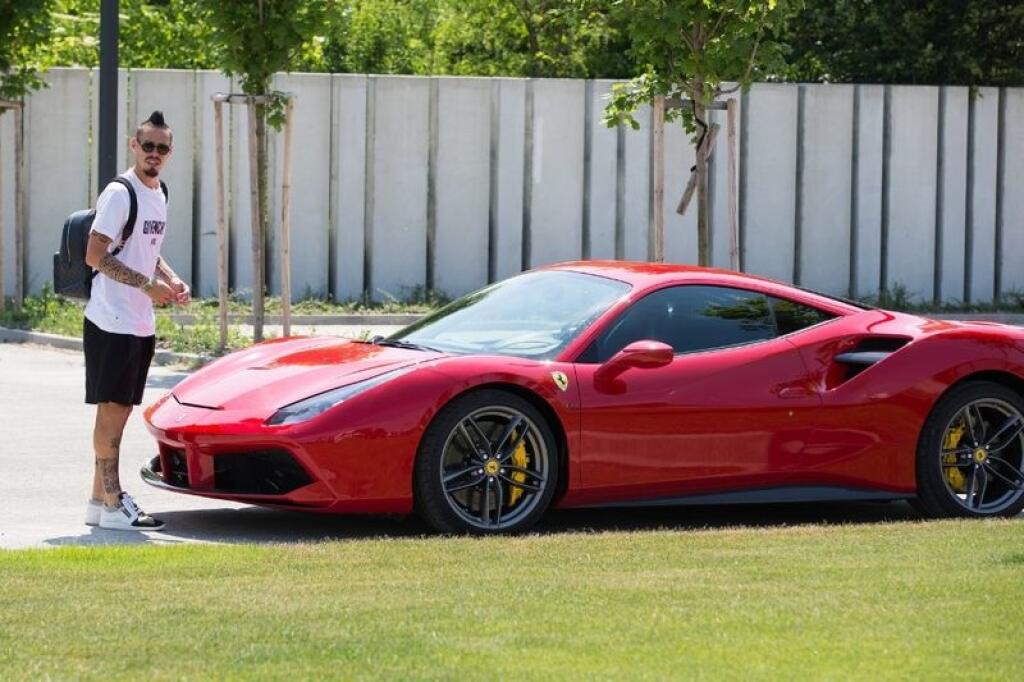 Ferrari 488 GTB: Cena – 250-tisíc eur, Maximálna rýchlosť – 330 km/h, Výkon motora – 493 kW (670 koní), Zrýchlenie z 0-100 – 3,4 sekundy