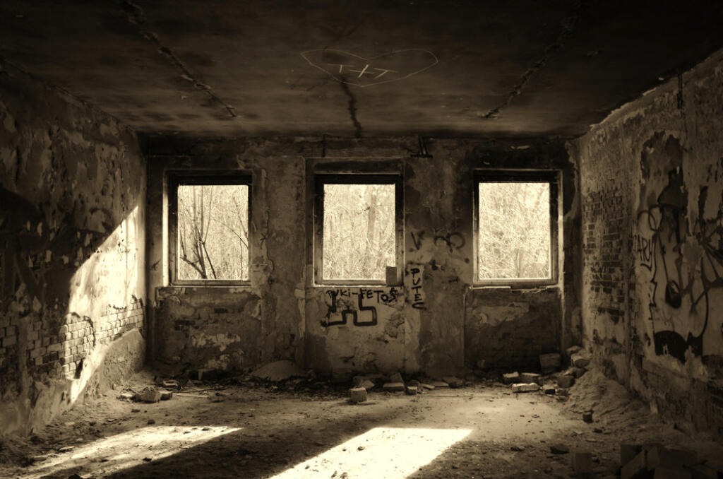 Bývalá psychiatria v Pezinku je už dlhé roky ovenčená mnohými mrazivými historkami. Pôvodné priestory nemocnice sú dnes v dezolátnom stave. Príbehov o tomto mieste nie je málo, nečudo, že je obľúbené medzi lovcami duchov. Podarilo sa im na nahrávke zachytiť hlas, ktorý im povedal, že tam býva.
