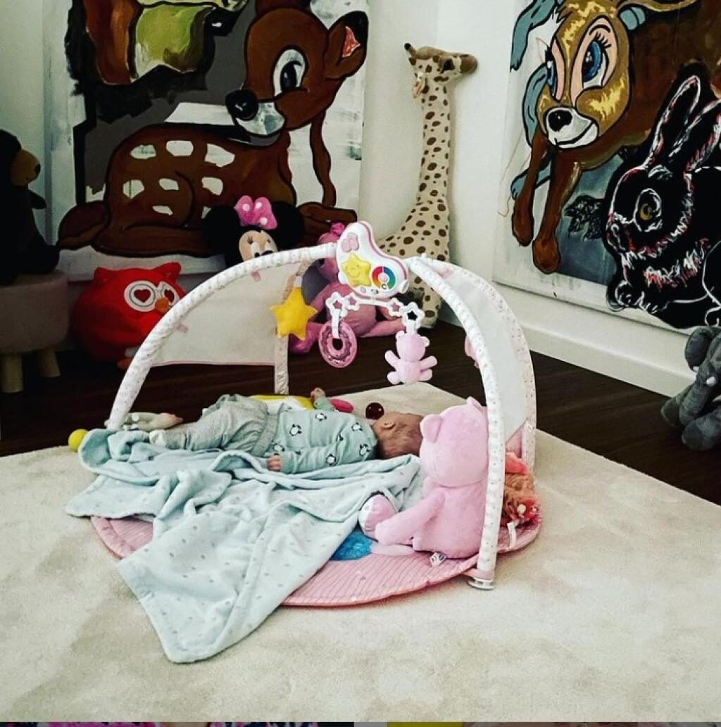 Monika Beňová býva v zrekonštruovanom dome vo Vrakuni. Lea má v detskej izbe obrazy rozprávkových zvierat.