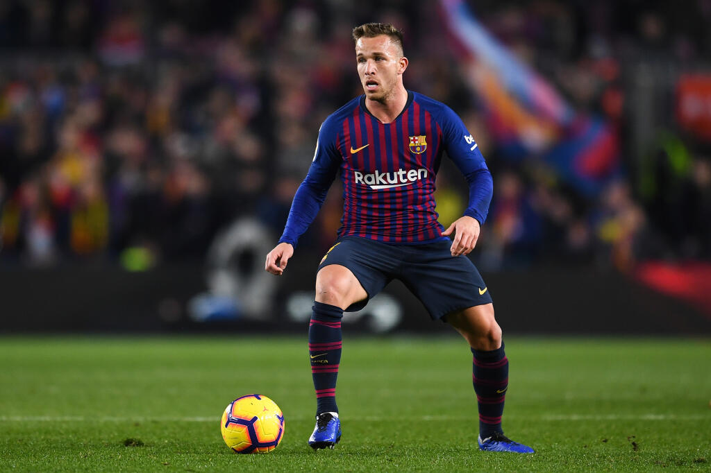 Arthur Melo za sezónu v Barcelone zarobil 2 700 000. Pred prestupom do Liverpoolu si nabalil o 4 roky staršiu sexi krásku, ktorá nemá v hlave prievan.