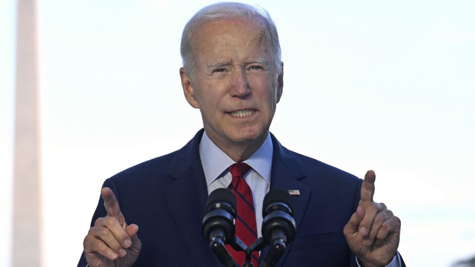 WA 1 Washington - Americký prezident Joe Biden gestikuluje počas televízneho prejavu k národu na balkóne Modrej izby Bieleho domu vo Washingtone v pondelok 1. augusta 2022. Biden potvrdil v noci na utorok zabitie vodcu teroristickej siete al-Káida Ajmana Zawahrího v Afganistane. Zároveň potvrdil aj informácie, na základe ktorých prišiel Zawahrí o život pri vzdušnom útoku dronom v afganskej metropole Kábul. Zawahrí, niekdajší egyptský chirurg, bol za šéfa al-Káidy vymenovaný po bin Ládinovej smrt