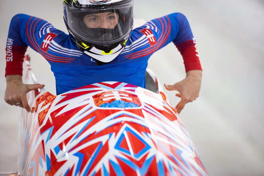 Na snímke slovenská bobistka Viktória Čerňanská počas prvej tréningovej jazdy v novej olympijskej disciplíne monoboby žien v Jen-čchingu počas ZOH 2022 v Pekingu vo štvrtok 10. februára 2022.