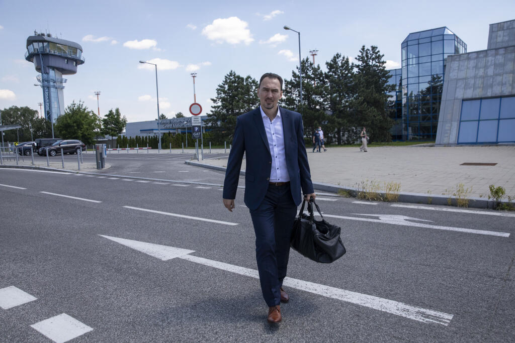 Generálny manažér reprezentácie Miroslav Šatan odchádzal z letiska ako posledný.