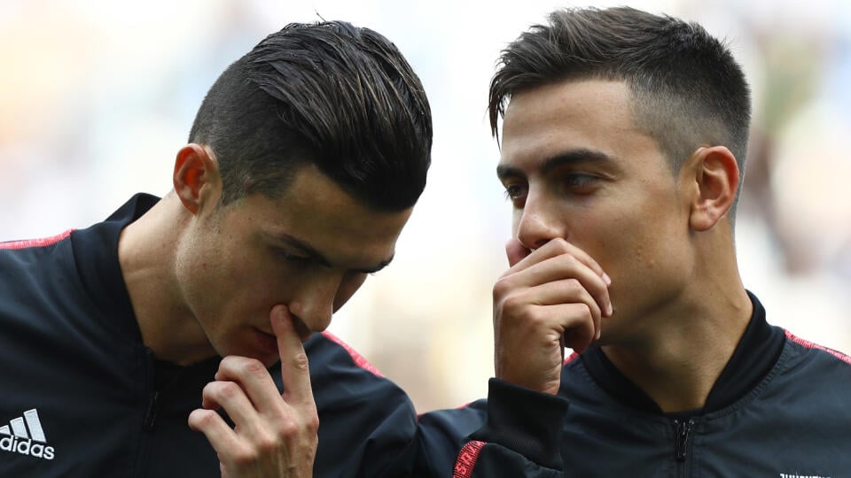 Paulo Dybala (vpravo) porozprával Ronaldovi,ako ho vnímajú v Argentíne.