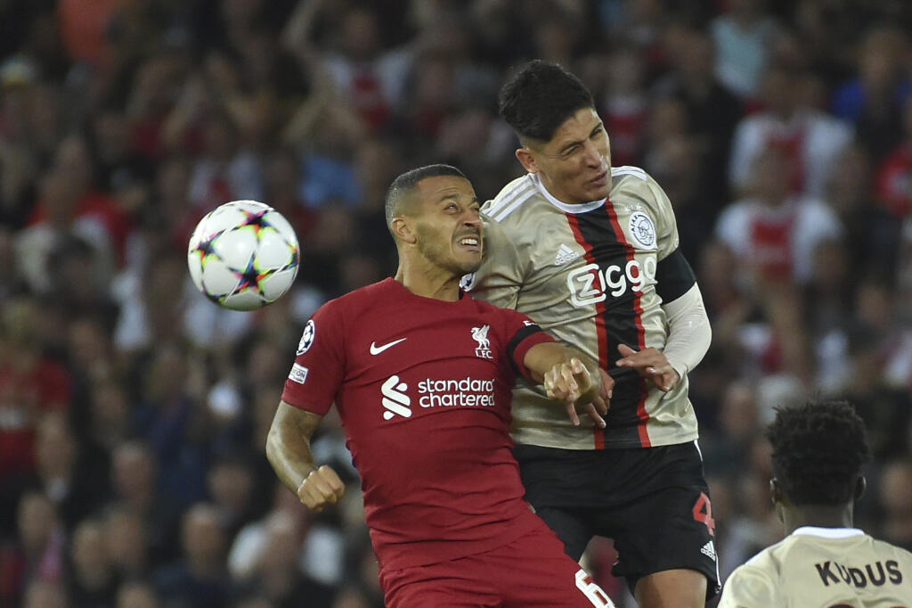 JB 44 Liverpool - Hráč Liverpoolu Thiago (vľavo) v hlavičkovom súboji s Edsonom Alvarezom z Ajaxu vo futbalovom zápase 2. kola skupinovej fázy Ligy majstrov A-skupiny FC Liverpool - Ajax Amsterdam v Liverpoole 13. septembra 2022. FOTO TASR/AP
Liverpool's Thiago, left, jumps for the ball with Ajax's Edson Alvarez during the Champions League group A soccer match between Liverpool and Ajax at Anfield stadium in Liverpool, England, Tuesday, Sept. 13, 2022. (AP Photo/Rui Vieira)